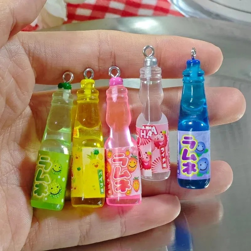 Resin Art Engagement - 10 Stück kleine Getränkeflaschen-Harzanhänger, Kawaii-Getränkeflaschen-Anhänger, DIY-Bastelzubehör